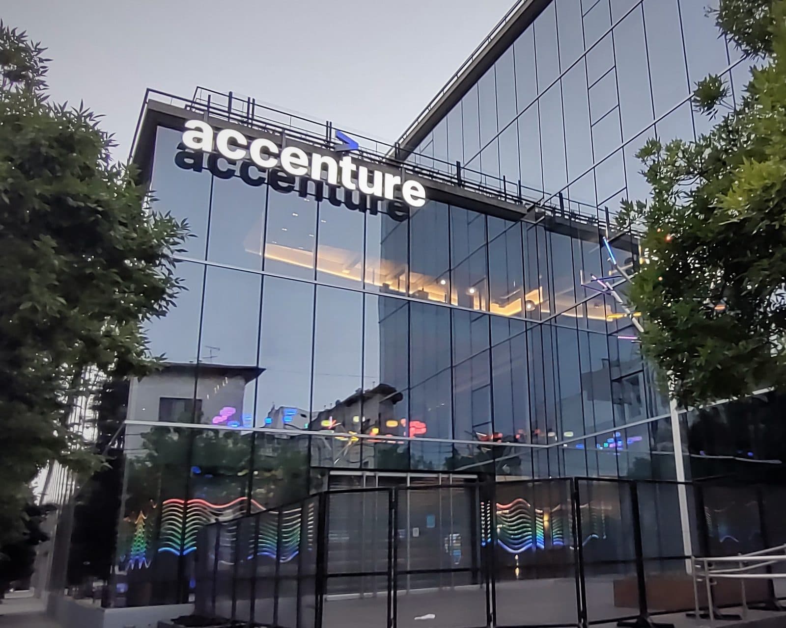 Biuro Accenture przy ulicach 24 de Noviembre i Rondeau w dzielnicy Parque Patricios w Buenos Aires, listopad 2021