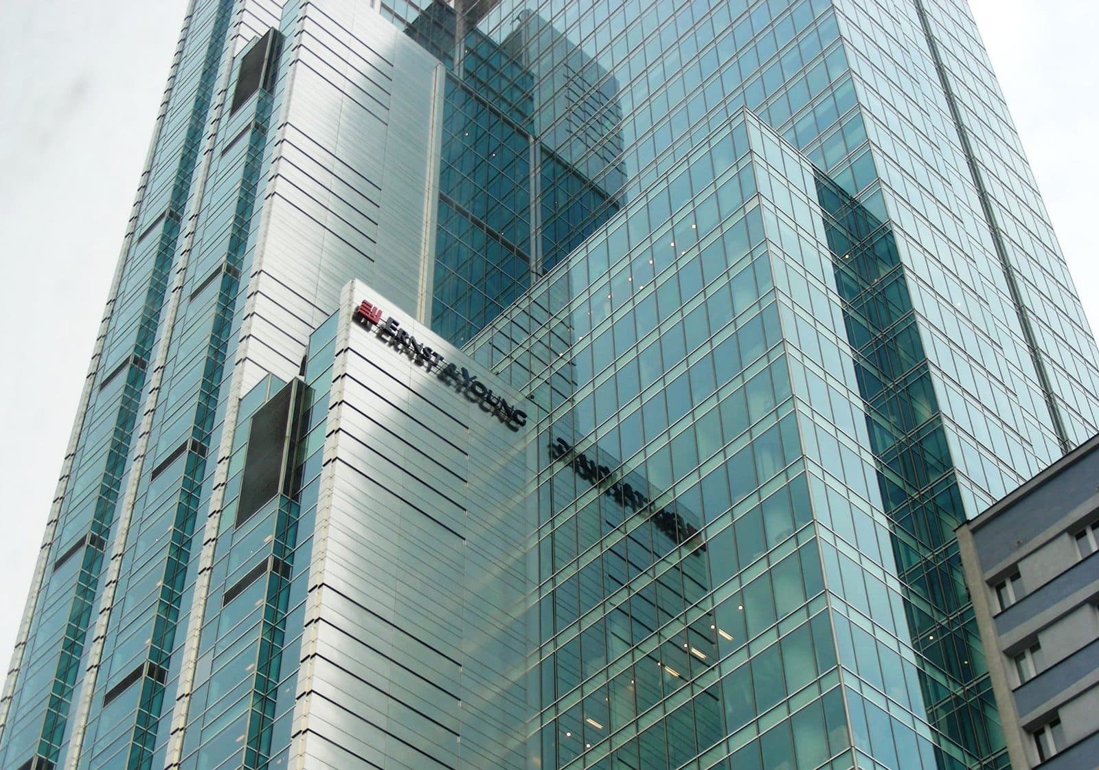 Biurowiec przy Rondzie ONZ w Warszawie z logo Ernst & Young na fasadzie, listopad 2007